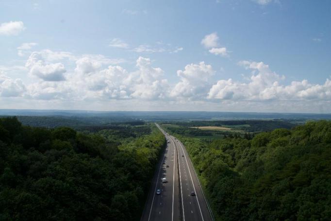 a photo of an expressway road